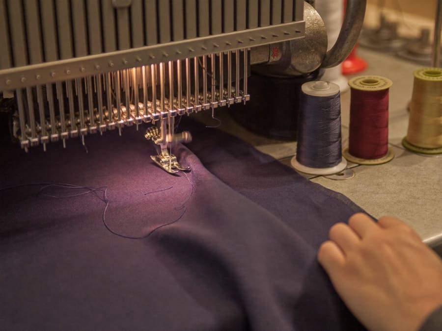 Confección de uniformes en el taller de Zona Textil